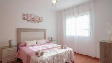 5 bedrooms, iron/ironing board, WiFi, bed sheets