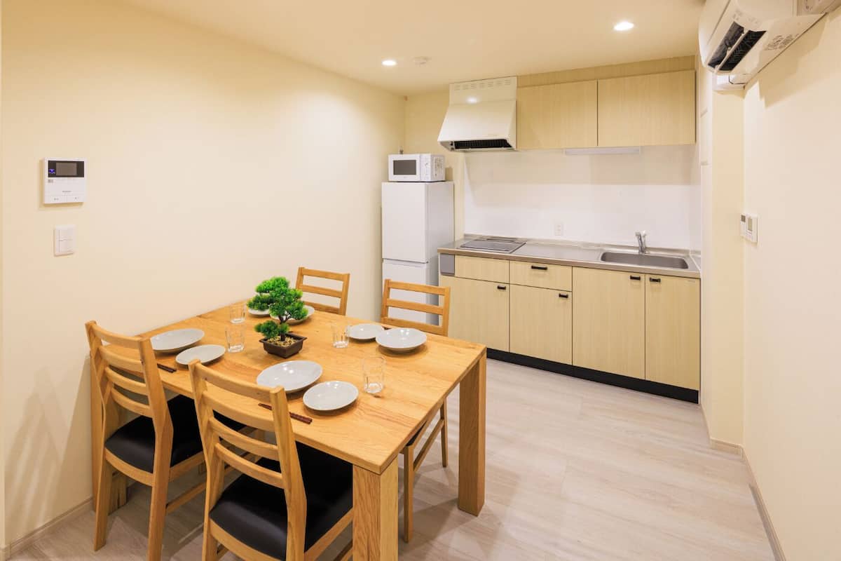 Suíte em estilo japonês, vista para a cidade | Cozinha privada | Geladeira, micro-ondas, cooktop, talheres/pratos/utensílios de cozinha