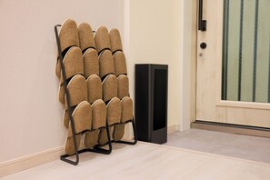 Escriptori, cortines opaques i habitacions insonoritzades 