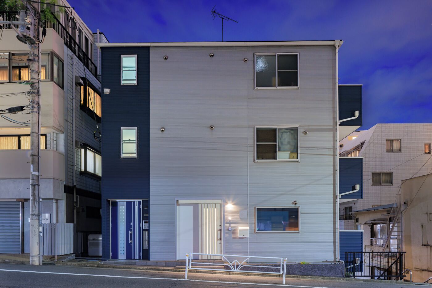 Työpöytä, pimennysverhot, äänieristys, silitysrauta/-lauta