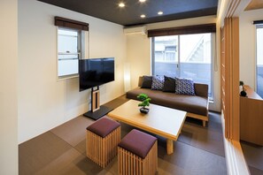 Condominio de estilo japonés, vista a la ciudad | Área de sala de estar