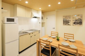 Bloc d'apartaments d'estil japonès, vistes a la ciutat | Cuina privada | Frigorífic, microones i placa de cuina 