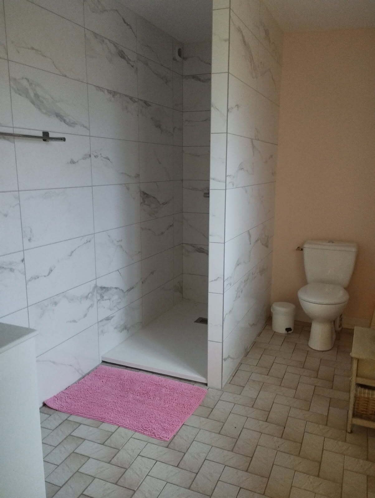 Douche, sèche-cheveux, serviettes fournies