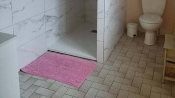 Douche, sĂšche-cheveux, serviettes fournies