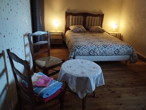 5 bedrooms, iron/ironing board, bed sheets