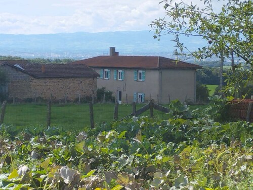 Hydrangea farmhouse with views of the surrounding hills