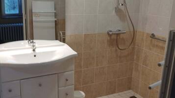 Een douche, een haardroger, handdoeken