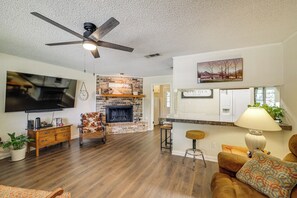 Interior - Home w/ Backyard Oasis < 7 Mi to At&t Stadium! (Euless)