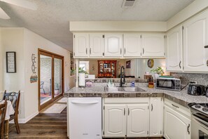 Interior - Home w/ Backyard Oasis < 7 Mi to At&t Stadium! (Euless)