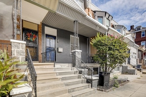 House (4 Bedrooms) | Exterior detail - Private Backyard Jawn! Multi-level Philly Rowhouse (Philadelphia)