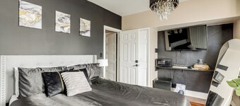 Private Backyard Jawn! Multi-level Philly Rowhouse