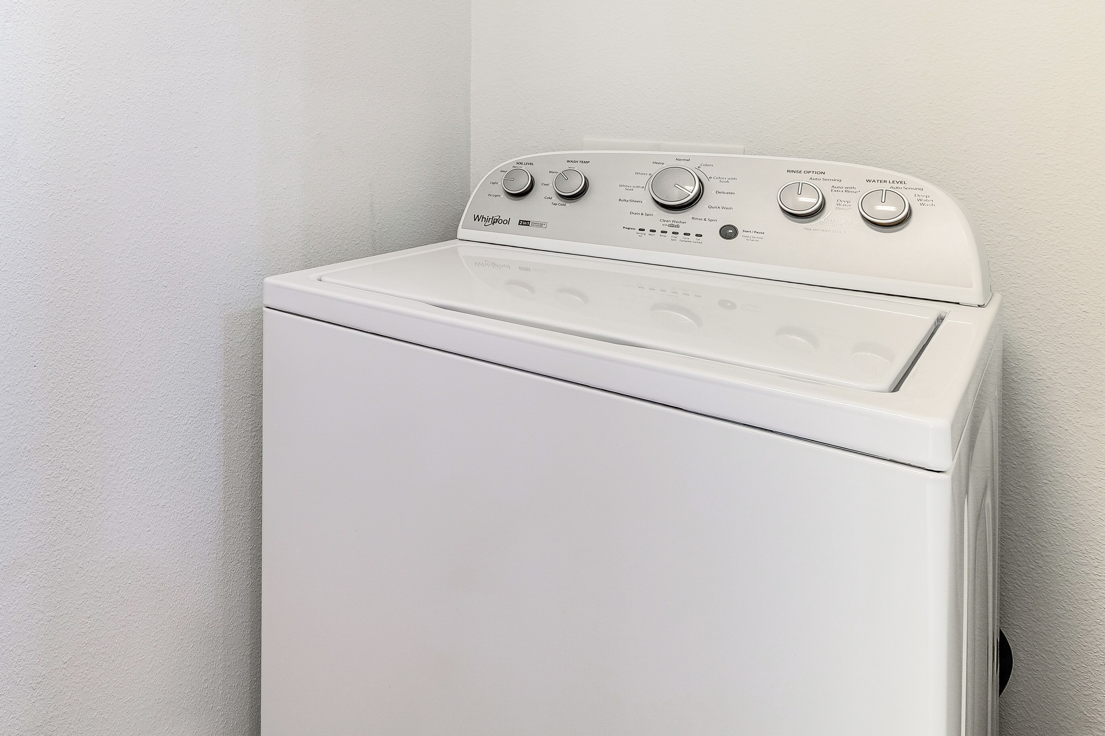 Ein 2-in-1 Wasch- und Trocknergerät von Whirlpool mit mehreren Bedienelementen und Einstellungen.