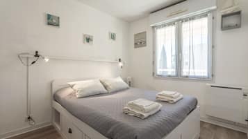 1 slaapkamer, een strijkplank/strijkijzer, wifi, beddengoed