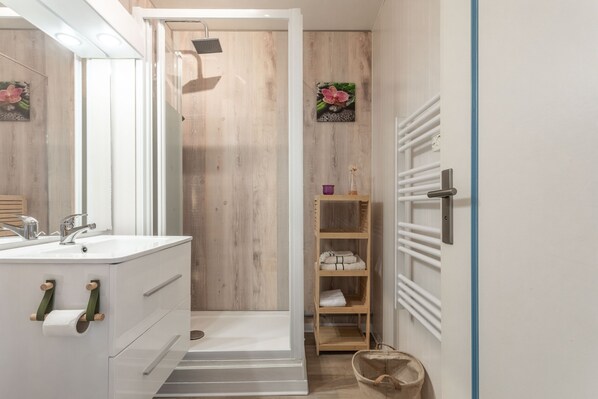 Douche, séchoir à cheveux, serviettes fournies