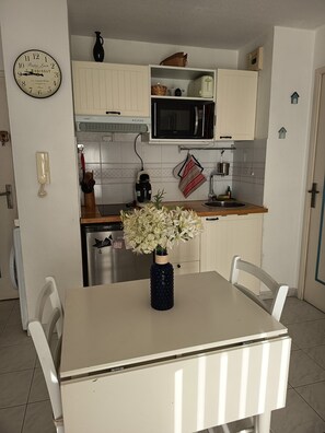 Fridge, microwave, oven, stovetop - Apartment '400m from the Beach' with Balcony (Fréjus)