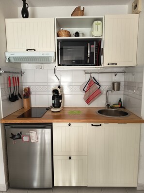 Jääkaappi, mikroaaltouuni, uuni, liesi