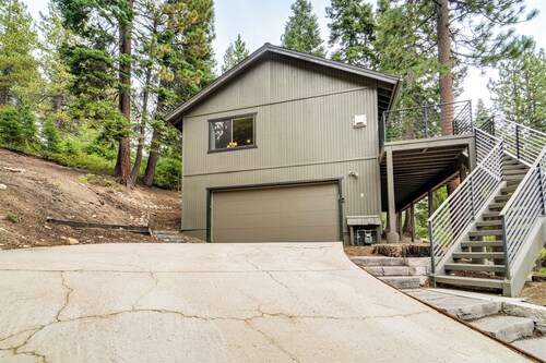 3 Mi to Diamond Peak: Mtn-view Home w/ Fireplace