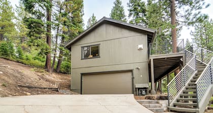3 Mi to Diamond Peak: Mtn-view Home w/ Fenced Yard