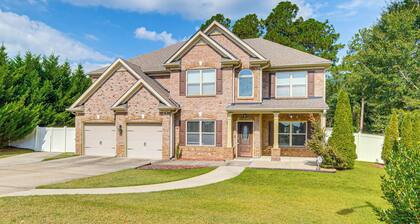 Golf & Hike: Family Home 11 Mi to Fort Bragg!