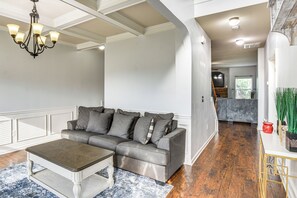 House (5 Bedrooms) | Interior