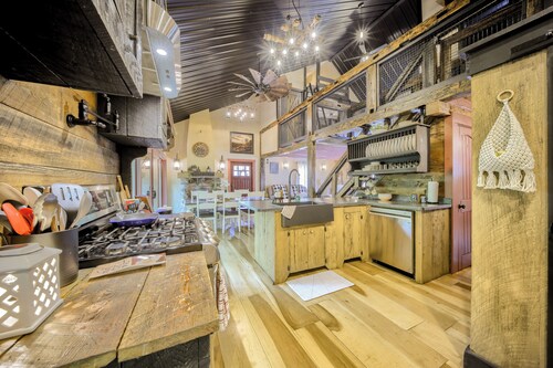 Willow Brook Getaway: Hot Tub, Deck in Mifflinburg