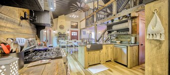 Willow Brook Getaway: Hot Tub, Deck in Mifflinburg