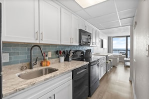 Kjøleskap, mikrobølgeovn, ovn og kokeplater