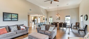 Walk to Academy: Lake Max Family Penthouse