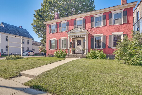 Apartment (1 Bedroom) | Front of property - Hike & Leaf Peep: Couples Retreat in Waterbury! (Waterbury)