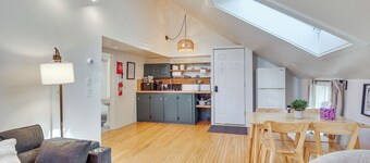 Hike & Leaf Peep: Couples Retreat in Waterbury!