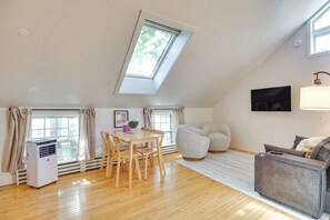 Apartment (1 Bedroom) | Interior - Hike & Leaf Peep: Couples Retreat in Waterbury! (Waterbury)