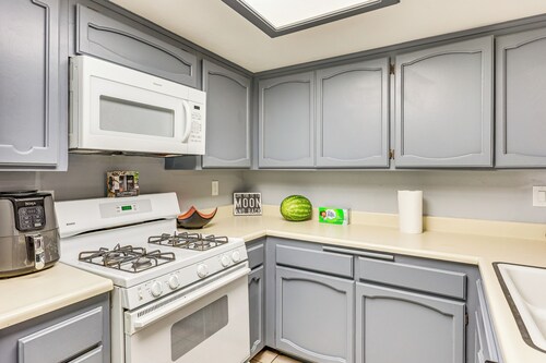 Ground-level Getaway: 3 Mi to Bullhead City Parks