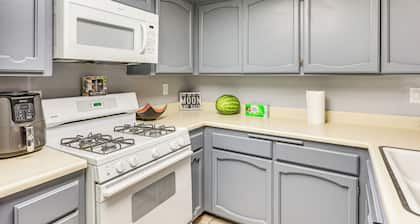 Ground-level Getaway: 3 Mi to Bullhead City Parks