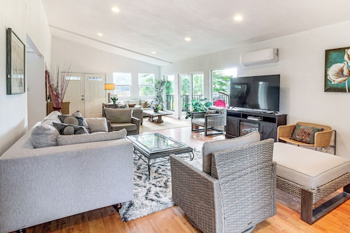 2 Mi to Downtown Coos Bay: Home w/ Deck, Fire Pits