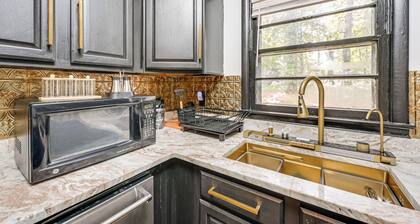 5 Mi to Town: Pet-friendly Retreat in Marietta!