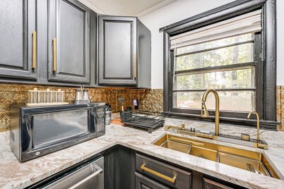 5 Mi to Town: Pet-friendly Retreat in Marietta!