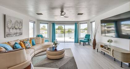 Sunset Views & Hot Tub: Lakefront Holiday Retreat!