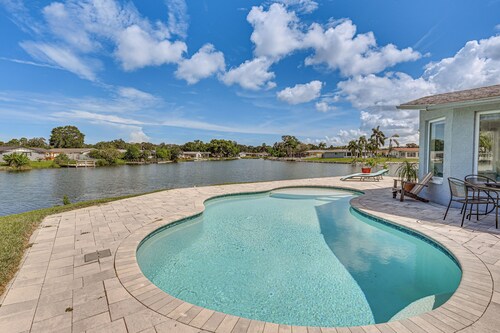 Sunset Views & Hot Tub: Lakefront Holiday Retreat!