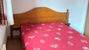Travel cot, free WiFi, bed sheets