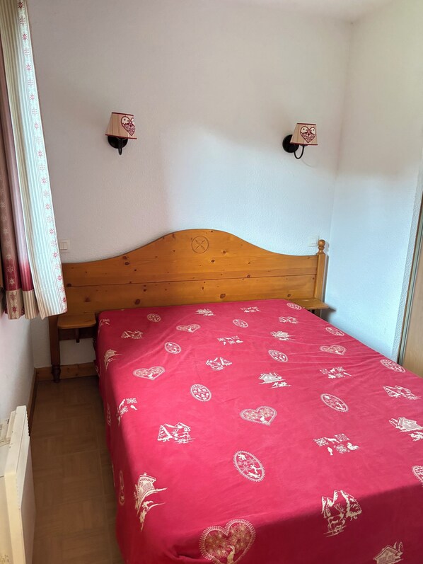 2 bedrooms, travel crib, free WiFi, bed sheets