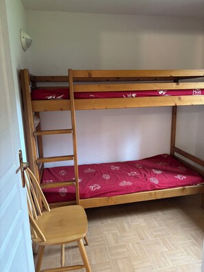 2 bedrooms, travel cot, free WiFi, bed sheets