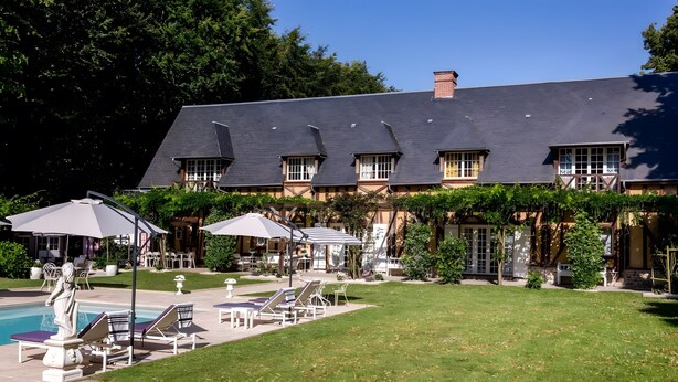 A large building with a swimming pool, outdoor seating, and a well-maintained lawn. - Domaine de la Boisisère (Trouville-la-Haule)