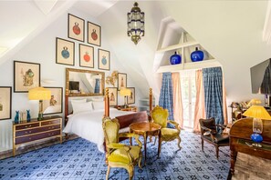 6 bedrooms, iron/ironing board, WiFi, bed sheets