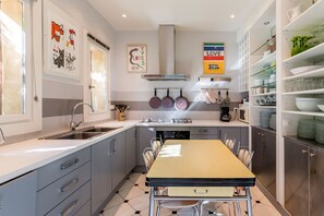 Kühlschrank, Mikrowelle, Ofen, Geschirrspüler