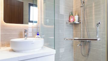 Ducha, secador de pelo, bidet, toallas