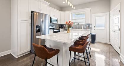 Youngsville Stay•Two Kings+ En Suites by Complex