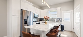 Youngsville StayâąTwo Kings+ En Suites by Complex