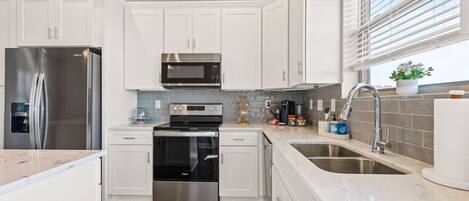 Een koelkast, een magnetron, een oven, een kookplaat