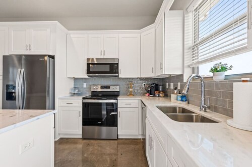 Youngsville Stay•Two Kings+ En Suites by Complex