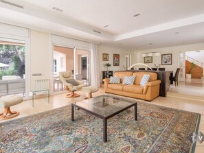 Apartment - Villa in Salou 5 Bedrooms 6 Beds 4 Baths (Salou)